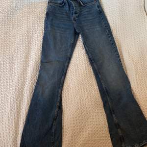 Flare jeans från Bikbok. Använda en gång. Jättefina jeans med bra material, sitter inte snyggt på mig dock🥲 Waist: 26 Leg: 32💓