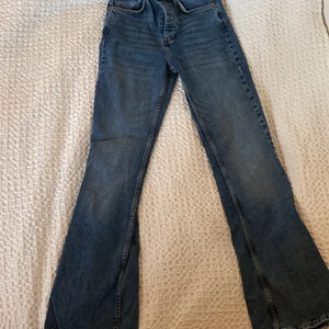 Bikbok jeans - Flare jeans från Bikbok. Använda en gång. Jättefina jeans med bra material, sitter inte snyggt på mig dock🥲 Waist: 26 Leg: 32💓