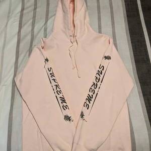 Supreme 2016 Pink Rose Sleeve Hoodie - Original. Presenterades 2018. Har nästan aldrig använts. Leverans endast per post, 50 % förskottsbetalning. Utmärkt kvalitet, perfekt genomgående.