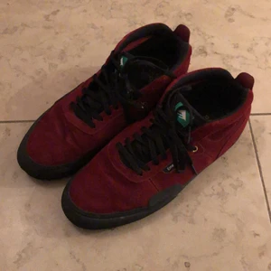 Emerica skate skor 44 EU - Ett par snygga o sköna skate skor som funkar för vardags bruk o i skateparken. Nästan som nya. Storlek: 44 EU