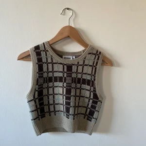 Weekday väst - Superfin väst från weekday i bra skick. Beige, brun och ljusblå. Lite croppad och mer av en thight fit. Köparen står för frakt🌳🧿🌳