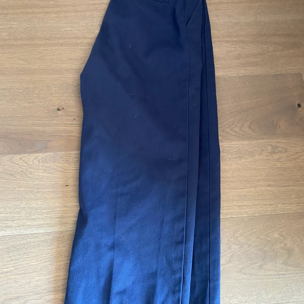 Säljer dessa dickies byxor. Pågrund av att dom inte kommer till användning, köpta av en plick användare. Bra skick helt nya. Köparen står för frakten 😊 priset kan vi prata om . Jeans & Byxor.