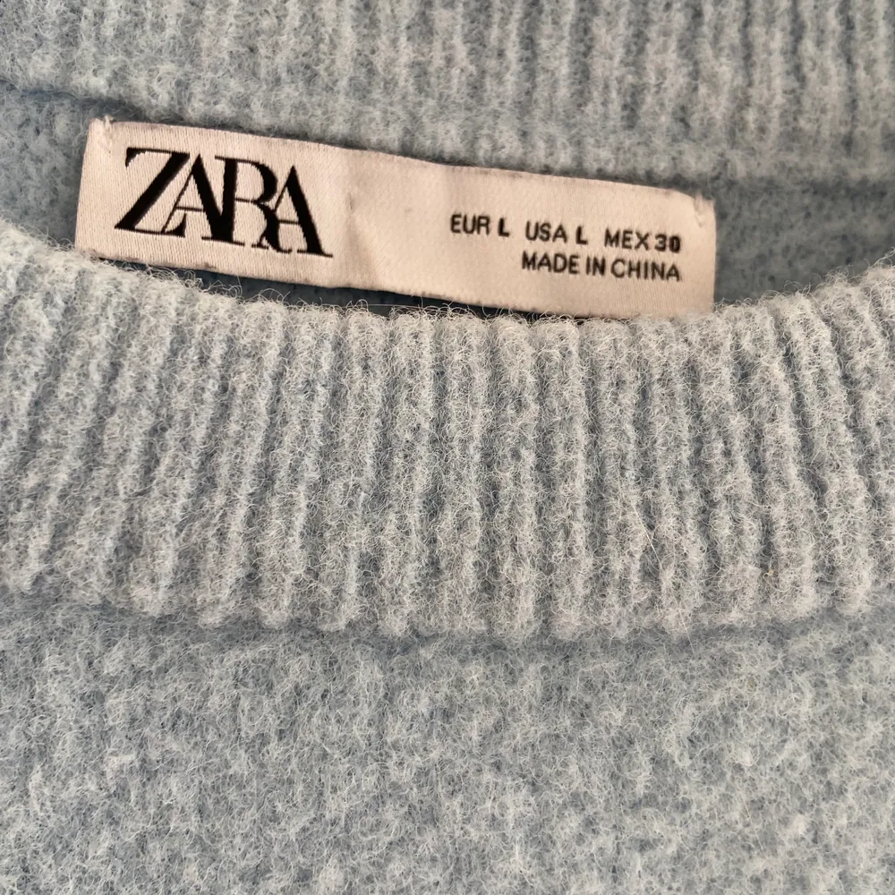 Säljer min blåa stickade , lite croppad tröja från Zara. Säljer pga att jag inte andvänder längre.. Stickat.