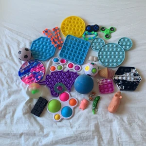 Leksaker - 29 leksaker, 8 pop its en mini, 5 stressbollar, 3 wakitracks, 3 simple dimlpes, 1 grej med kuber, 2 squashis, 1 dimple, 2 fidget spinners, 1 puzzel cube, en grej med ringar, en grej man trycker på, en ärt grej❤️buda i kommentarerna (den rosa glassen är såld)