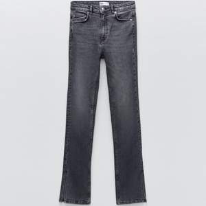 Säljer mina grå/svarta Zara jeans med split längst ner. De är stretchiga och passar mig som är 178 cm lång. Bra skick!! Köpta för 399kr! ❤️❤️❤️