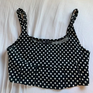 Zara topp - Topp från zara, köptes för nått år sen. Sparsamt använd så bra skick. St L men passar mig som vanligtvis har S!