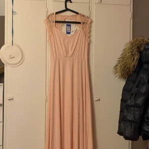 Nelly balklänning  - En fin lång rosa balklänning från Nelly.com som är köpt på tradera men passade tyvärr inte. Lappar sitter kvar och den är aldrig använd