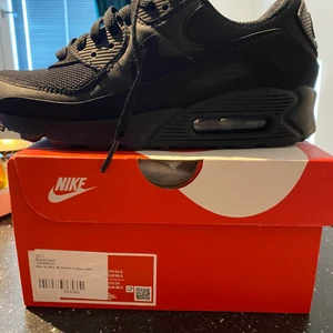 Nike Air Max 90s tripple black  - Använda endast 1 gång. Original priset var 1 624kr på ASOS. 