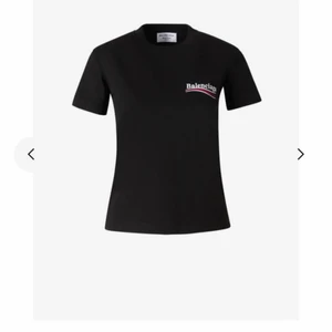 Balenciaga t-shirt  - Säljer en skit snygg balenciaga t-Shirt i storlek M men passar som en S & L, nypris 5 541kr! Köpte i Paris och är 100% äkta pris lappen är kvar, har tyvärr inget kvitto då det var en present! Aldrig använt! Lägger ut för 4600kr då den aldrig e använd och vill se vad jag kan få för den. Om ni vill ha fler bilder när den sitter på kontakta mig privat🥰