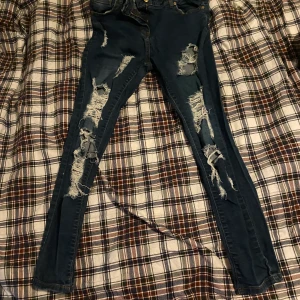 Slitna jeans - Skit snygga jeans som är slitna och mycket hål