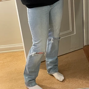 Mid Rise jeans från zara - Zaras ”full length straight mid rise” som jag köpte för över ett år sen. Storlek 40 men ganska små i storleken så skulle säga att de sitter mer som en 38 (de är för små för mig)