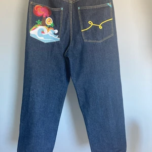 LRG jeans - Unika lrg jeans som jag köpte i somras. Har inte använt dem så mycket för tycker dem är lite för stora. Dem sitter väldigt baggy på mig som är 170. Har en fläck där fram vet inte riktigt vad det är men det går nog att tvätta bort. Kan skicka bättre mått om man är intresserad 