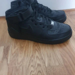 Nike airforce 1 mid strlk 43 - Säljer för de är för stora