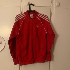 Adidas hoodie röd - En röd adidas hoodie i Kill storlek xs så i tjej storlek skulle jag säga att det är en s/m. Sparsamt använd men köpt för lite mer än 2 år sen. Priset kan diskuteras och frakten kommer jag kolla upp sen