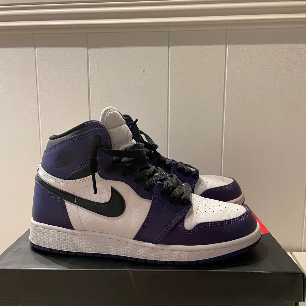 Säljer mina court purple Jordan 1 OG. Är bara använda 2 gånger och är som nya. Köpta från flightclub.  Boxen, och de originals lila skosnörena som är oanvända har jag till skorna som man får med :)  skorna i denna storleken ligger på 4.380. Skor.