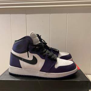 Säljer mina court purple Jordan 1 OG. Är bara använda 2 gånger och är som nya. Köpta från flightclub.  Boxen, och de originals lila skosnörena som är oanvända har jag till skorna som man får med :)  skorna i denna storleken ligger på 4.380