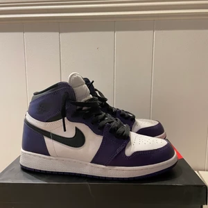 Jordan 1 high court purple  - Säljer mina court purple Jordan 1 OG. Är bara använda 2 gånger och är som nya. Köpta från flightclub.  Boxen, och de originals lila skosnörena som är oanvända har jag till skorna som man får med :)  skorna i denna storleken ligger på 4.380