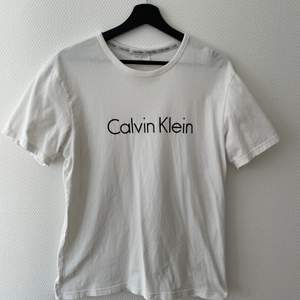 En vit T-shirt från Calvin Klein i storlek M. Priset är 150 kr men priset kan diskuteras vid snabb affär!