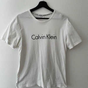 T-shirt från Calvin Klein - En vit T-shirt från Calvin Klein i storlek M. Priset är 150 kr men priset kan diskuteras vid snabb affär!
