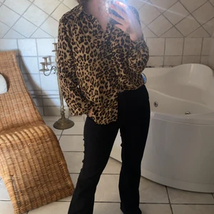 Leopard mönstrad skjorta  - En skjorta i fint skick från HM . Frakt ingår i pris 