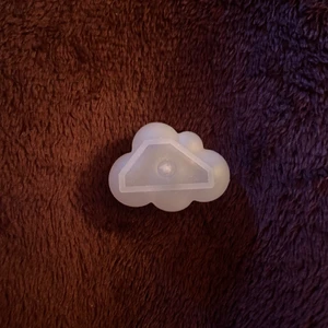 Ljusform - litet moln  -  Nyskick, säljes pga uterslutet intresse. Frakten är 14kr, priset är fast !! Postbevis och gåva ingår alltid 