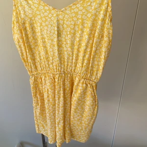 Gul kort byxdress - Söt kort byxdress från hm. Använd en gång. Har fickor. Perfekt till sommaren💓