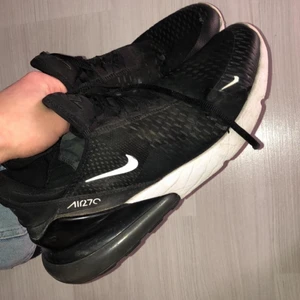 Nike 270s Svart - Status: Kvar ✅ Nike 270s Svart  - Strl: 45 (passar mindre) - Skick: 7/10 (små hål) - Pris: 300kr (buda) - Frakt 69kr