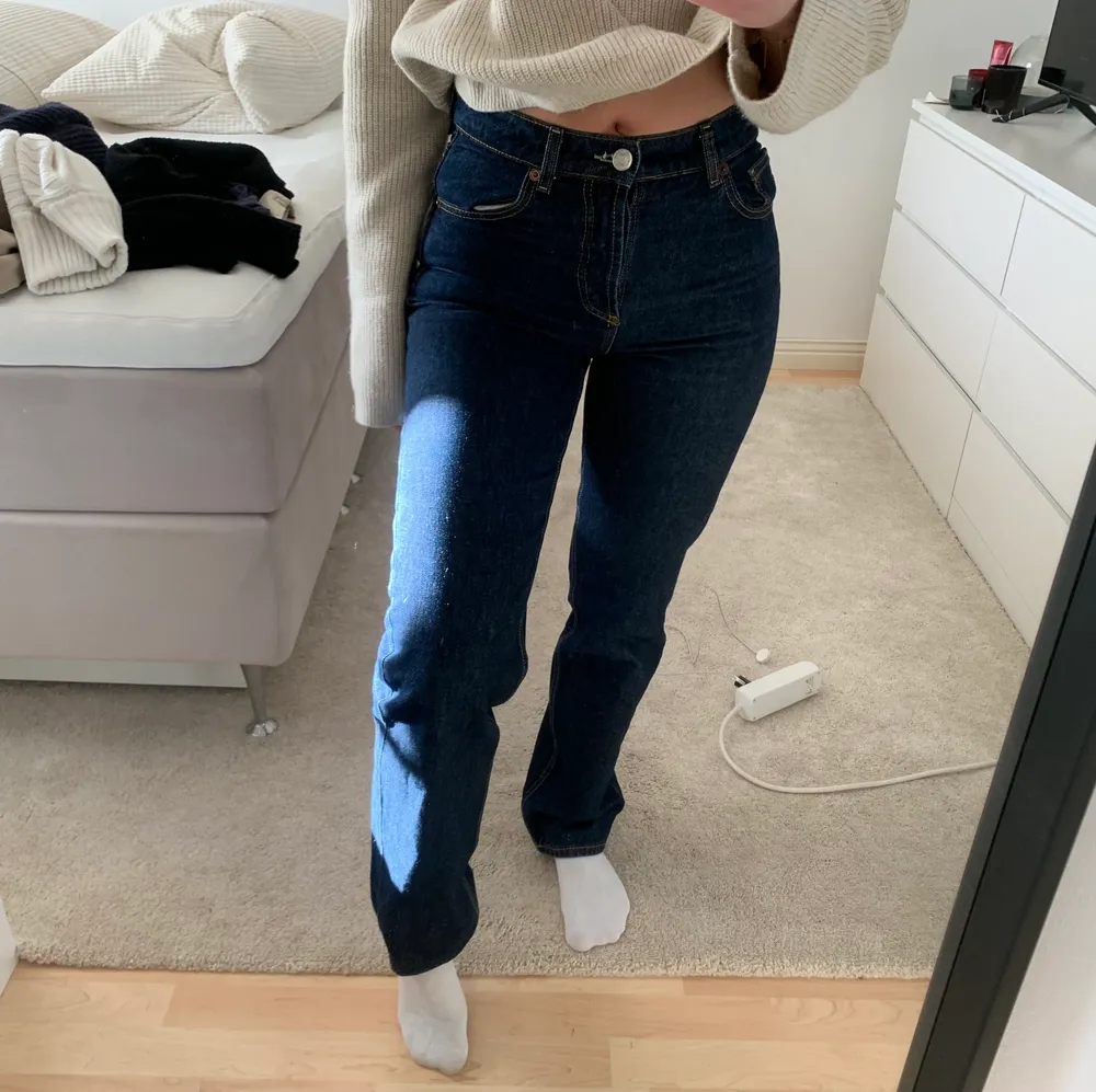 Zara jeans , storlek 36 men passar mig som vanligtvis har 38 på deras jeans, långa i benen, har flera knappar där man knäpper dom . Jeans & Byxor.