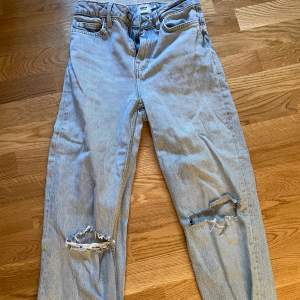 High waist jeans från LAGER 157. Jättefina och toppenskick. Fler bilder kan skickas, tveka inte att fråga om ni undrar något💕💕 (sitter såhär på mig som är 155cm)