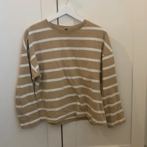 Brun randig Långärmad tröja - Lite oversize och knappt använd!