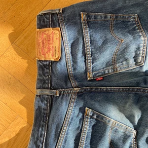 Levis Jeans 501 - Supersnygga vintage levis 501 jeans i mörkblå färg!! Storlek 34/34 så de är lite stora i midjan men kan funka som baggy jeans ✨✨ i bra skick trotts att de är gamla