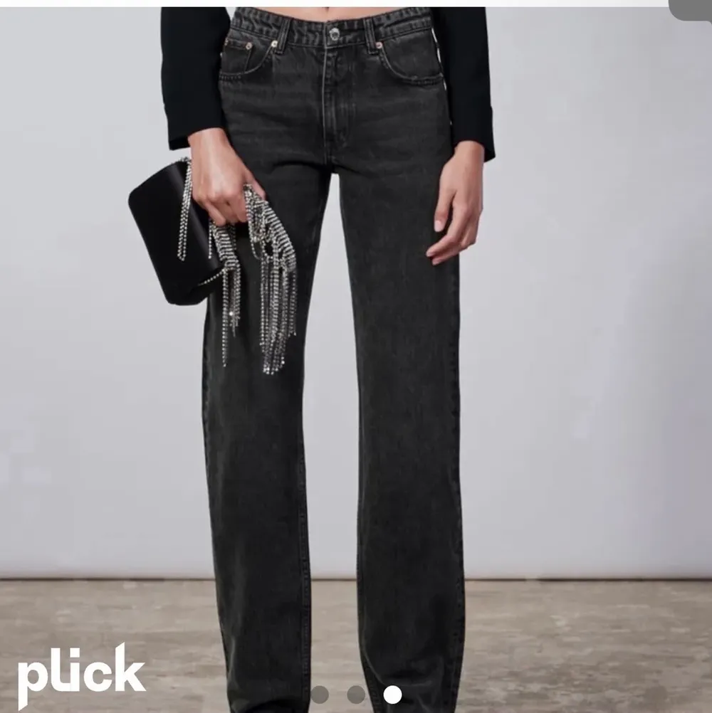 Säljer mina svarta zara mid-rise jeans som är sparsamt använda. Dem är använda ett få par gånger, inget fel på dem. Köpta på Zaras hemsid men finns inte längre kvar. Bra i längden på mig som är 170. Kom privat för fler bilder. Köparen står för frakt. . Jeans & Byxor.