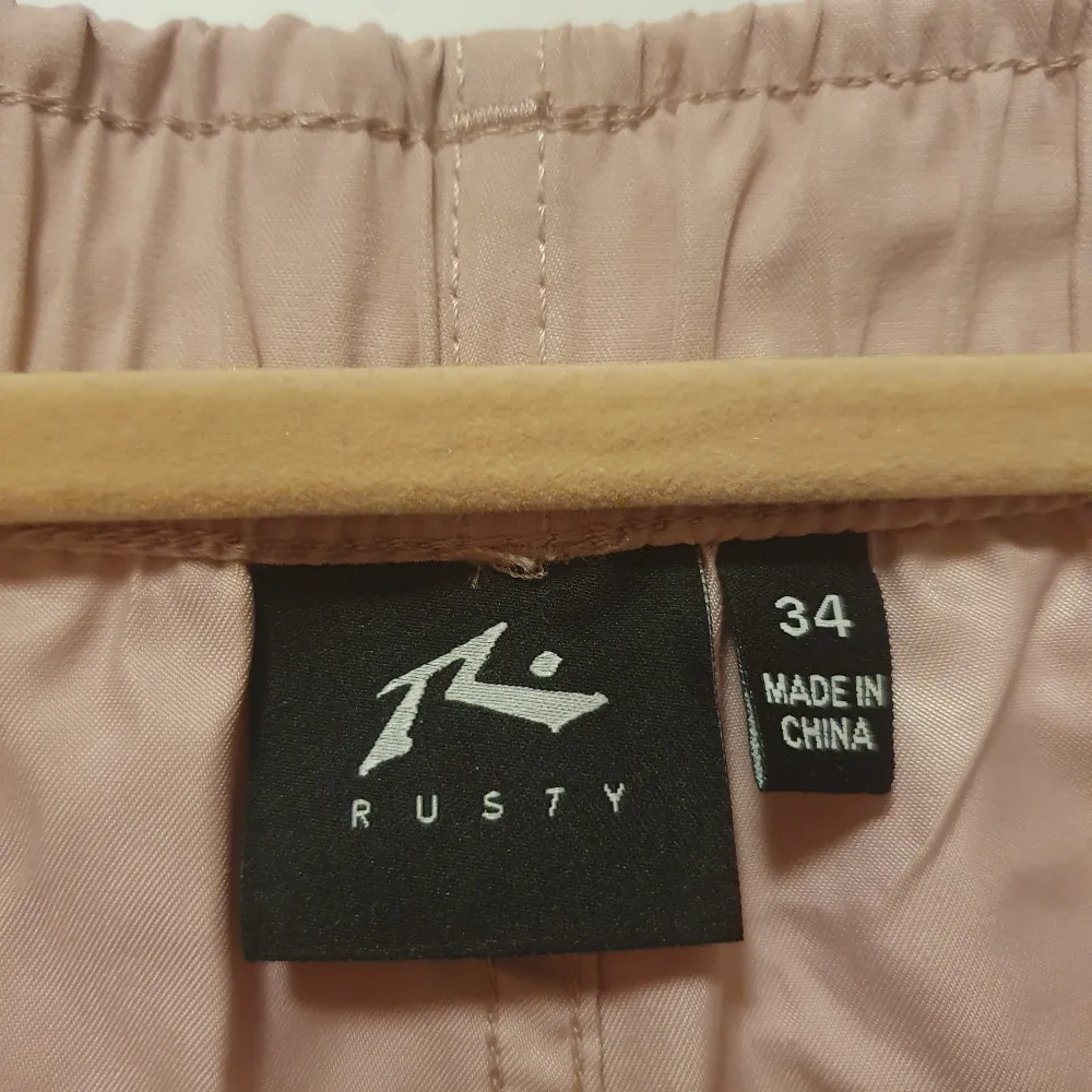 Rosa träningsshorts i storlek 34/S från Rusty. Helt oanvända. Frakten ingår i priset.. Jeans & Byxor.