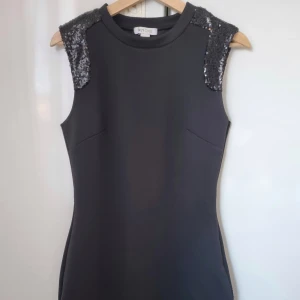 Festklänning  - Figurnära klänning i scuba-material. Paljetter på axlarna. Använd 2 gånger 🖤  (Frakt/porto kan diskuteras)