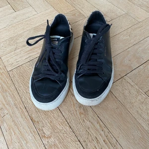 Axel arigato  - Så fina skor från axel arigato, använda ca 1-2 månader. Superfint skick förutom printet på baksidan som är lite slitet!❤️