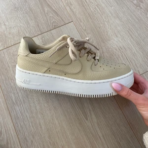 Beiga Nike Air Force  - Beiga Nike Air Force i storlek 38. Använda ett fåtal gånger, ser ut som nya. Köpta för 1 200kr, mitt pris 500kr.💗💗💗