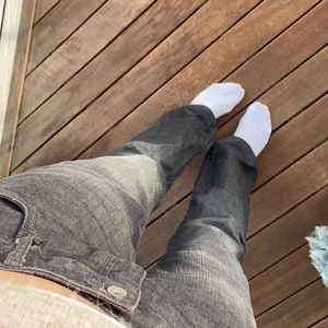Mörkgråa lågmidjade jeans - Säljer dessa snygga lågmidjade jeansen med bootcut i färgen mörkgrå. Använt jeansen en enda gång då de är för stora för mig i midjan:(( ✨✨ säljer för bra bud då jag är osäker!! Jag är långbent på 168 cm 🙌🏼 