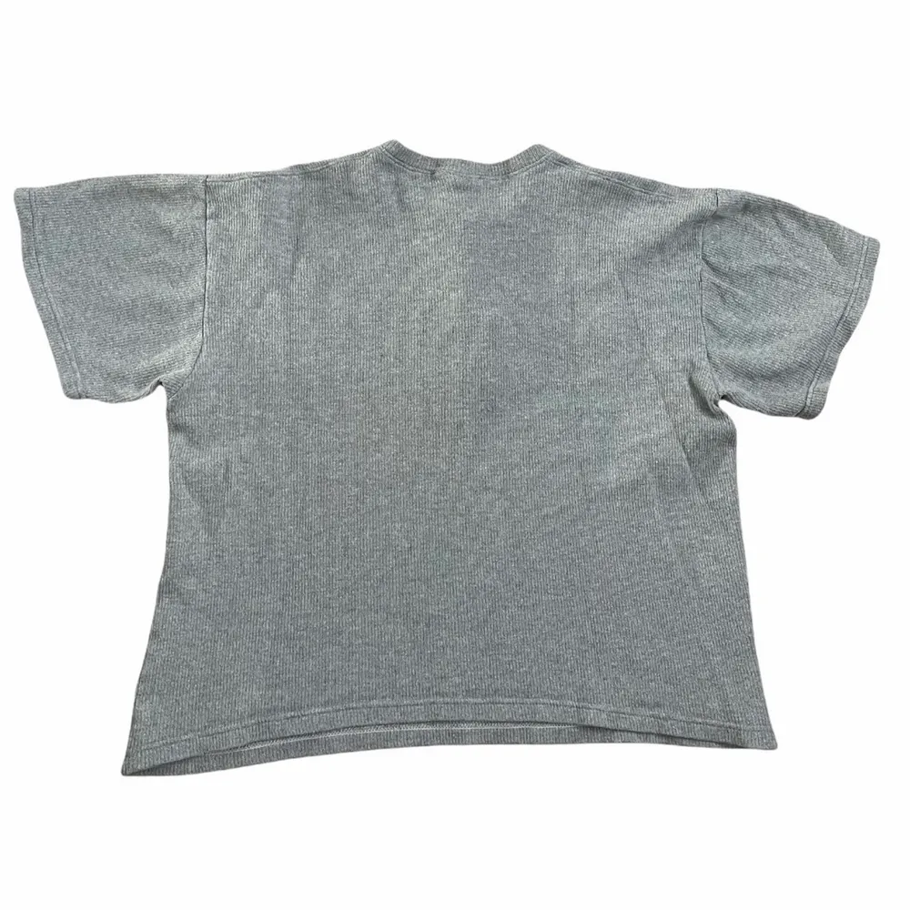 T-shirt från Levi’s i tjockare tyg, nästan som en crewneck men shortsleeve, köpt secondhand, den är i mycket bra skick men syns att den är ”vintage” ☁️🖤. T-shirts.