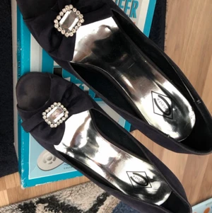 Pumps med klack 39  - Färg 🎨 mörkblå . Storlek 39 . Använt bara en gång. 