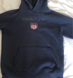 Gant hoodie - En fin blå Gant hoodie i storlek 158/164 men passar även mig som är i storlek S/XS till ett bra pris 