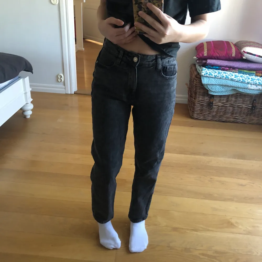 Grå/svarta Zara jeans i storlek 36. 100kr plus frakt som kostar 66kr, om inte man kan mötas upp då💓 . Jeans & Byxor.