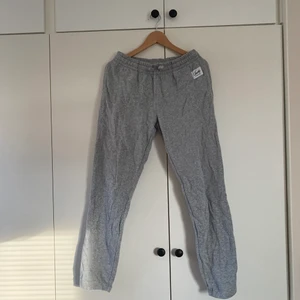 Mjukisbyxor från ANDY! - Säljer nu ett par mjukisbyxor ifrån märket ”andy”. Dem är i väldigt fint sick. (Lite skrynkliga men bara att stryka annars är de inget fel)Dem är i storlek M men passar även en S. Säljer för 130kr med frakt inräknad! Hör av er vid frågor eller vill ha mer bilder❤️