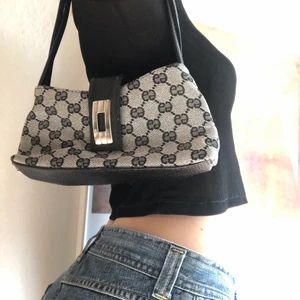 Super söt baguette väska - Super snygg väska som jag tyvärr inte använt så mycket. Den är perfekt till att pipa din outfit! Köpt second hand♻️ Frakten ingår i priset