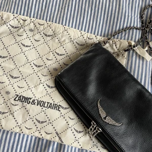Zadig & Voltaire väska - Säljer nu min zadig väska då jag inte använder den så mycket längre🖤Nypris 3265kr på zalando, jag säljer den för 1200+frakt⚡️Lång kedja, kort kedja och dustbag medföljer! Dustbagen har råkat få fläckar av tanrevel, går säkert bort i tvätten dock (se bild 3)💕