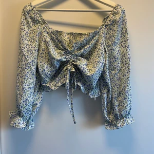 Blommig top från shein. - Aldrig använd, endast provad. Fint skick och en bra passform, tunn i tyget. Ganska liten k storleken