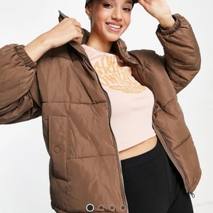 Brun pufferjacket - Säljer denna jacka från Pull&bear då den inte kommer till användning (endast använd 2 gånger). Fråga ifall du vill ha fler bilder på den ⭐️ ord pris: 300kr. Mitt pris: 150kr 