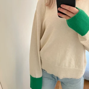 Stickad tröja - Säljer denna stickade tröjan från &other stories med superfina detaljer vid ärmarna❤️tröjan har en liten fläck längst ner❤️köparen står för frakt