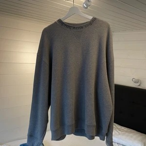 Acne sweatshirt - Sweatshirt från Acne Studios. Använd ett fåtal gånger, aldrig tvättad. Mycket fint skick med andra ord