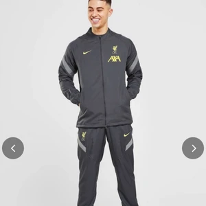 Storlek M  - Bra skick använd kanske 6 gånger. Storlek M men lite korta byxor som nog passar även storlek S. Säljer för detta har blivit för litet. Utropspriset ligger på 400  