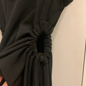 Bershka kläning - Säljer min fina kläning från bershka eftersom den inte kommer till användning. Den har slits på sidorna och är jätte fin inför sommaren som närmar sig. Den är helt ny och oanvänd och köptes för ungefär 359kr. Den är storlek xs men jag tror den skulle passa i storlek S eftersom den är lite elastisk. Köparen står för frakten!!💓